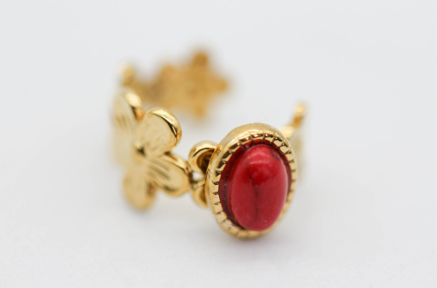 *EAR CUFF/ PIERNCIG FALSO/ CONCIENCIA FLOR PIEDRA NATURAL ALARGADA ROJA 8MM DE ANCHO , TONO DORADO*
