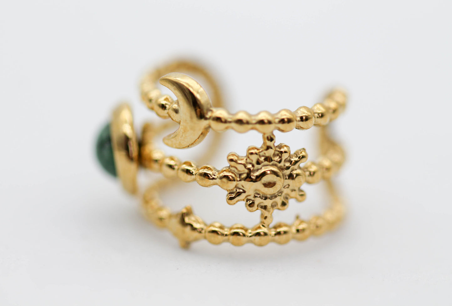 *EAR CUFF/ PIERNCIG FALSO/ CONCIENCIA TRES NIVLES ESTRELLA, LUNA, SOL, PIEDRA VERDE PUNTOS NEGROS 8MM DE ANCHO , TONO DORADO*
