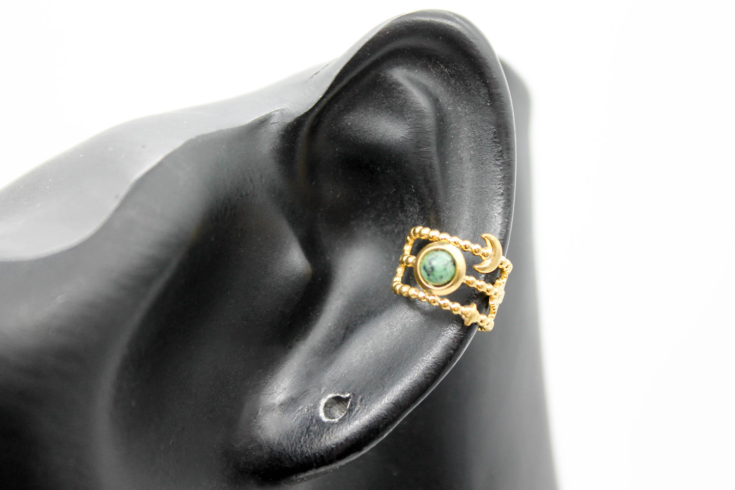 *EAR CUFF/ PIERNCIG FALSO/ CONCIENCIA TRES NIVLES ESTRELLA, LUNA, SOL, PIEDRA VERDE PUNTOS NEGROS 8MM DE ANCHO , TONO DORADO*