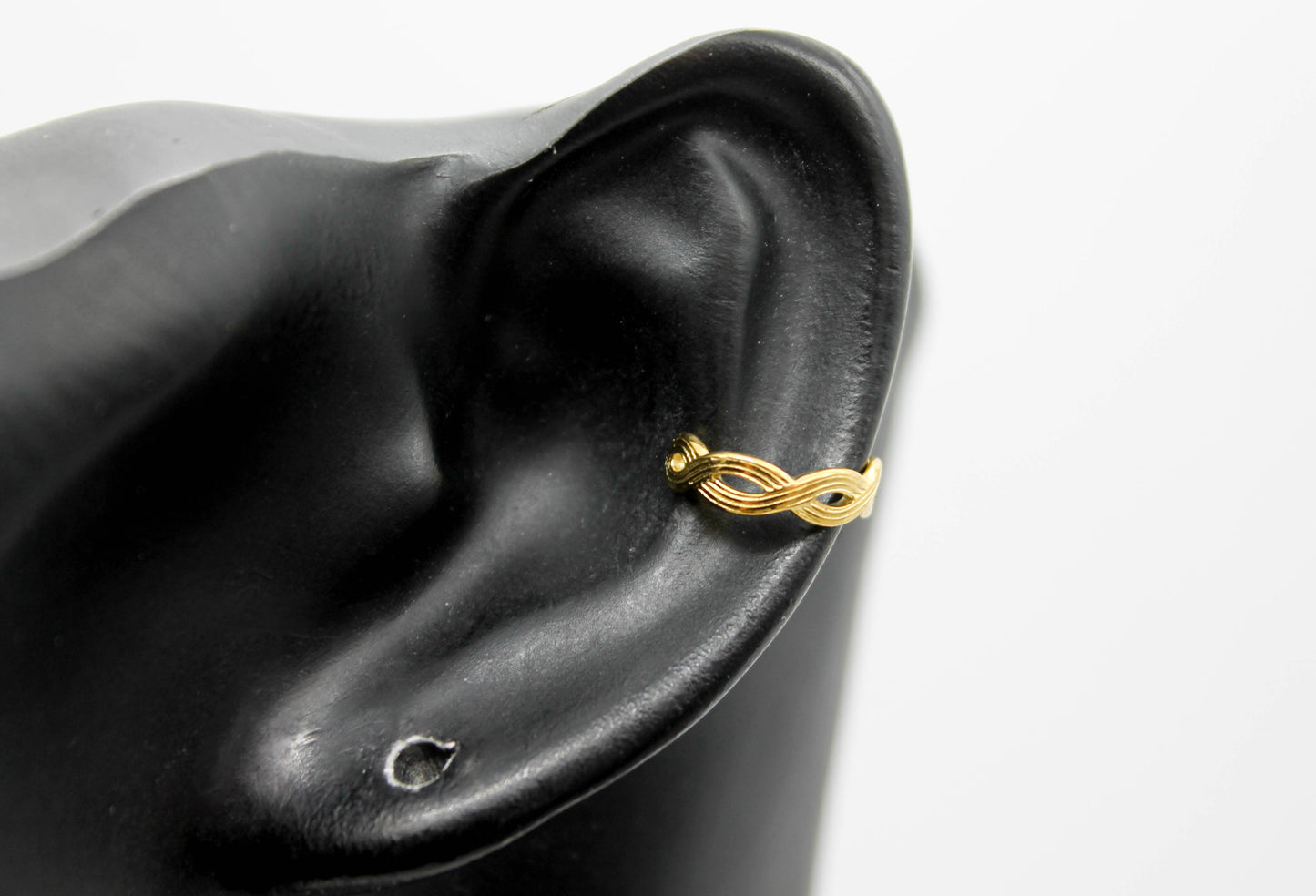 *EAR CUFF/ PIERNCIG FALSO/ CONCIENCIAS INFINITO LINEAS 4MM DE ANCHO , TONO DORADO*