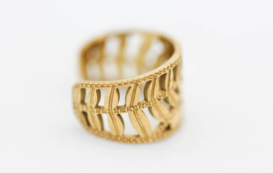 *EAR CUFF/ PIERNCIG FALSO/ CONCIENCIAS HOJAS 8M DE ANCHO , TONO DORADO*