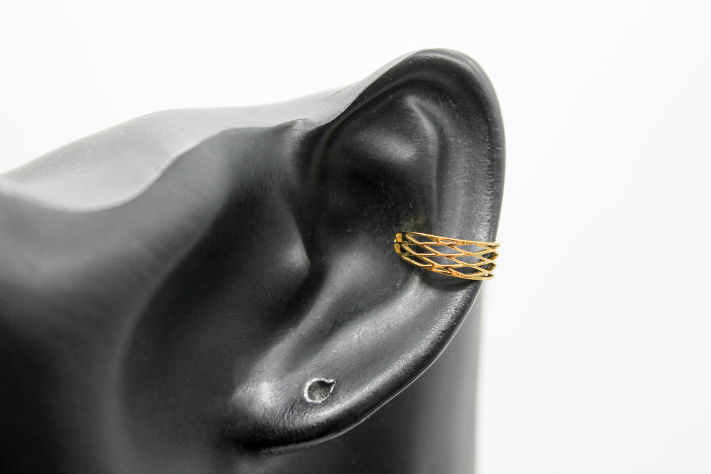 *EAR CUFF PIERNCIG FALSO/ CONCIENCIA ROMBOS HUECOS 5MM , TONO DORADO*