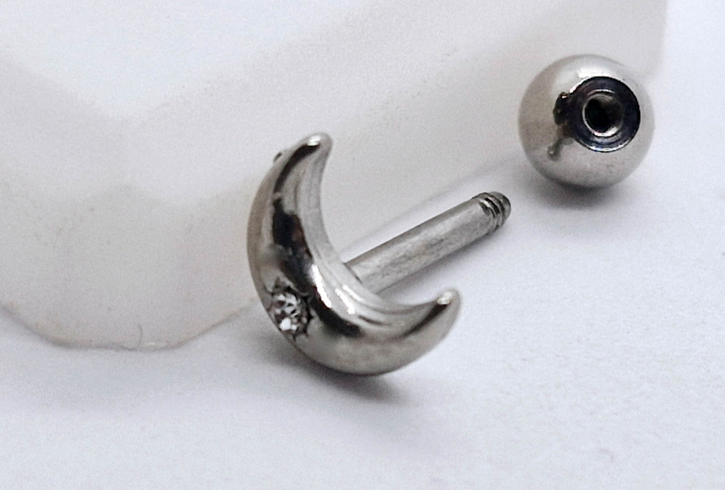 PIERCING LUNA CON MINI CIRCONIA AL CENTRO; TONO PLATEADO