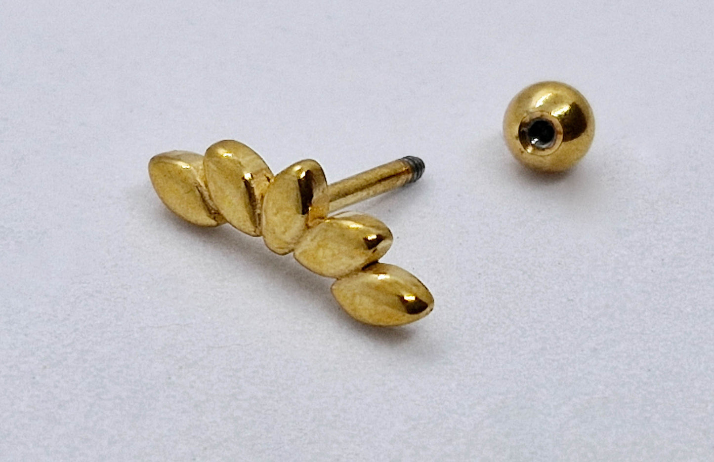 PIERCING 5 HOJAS EN CURVA; TONO DORADO