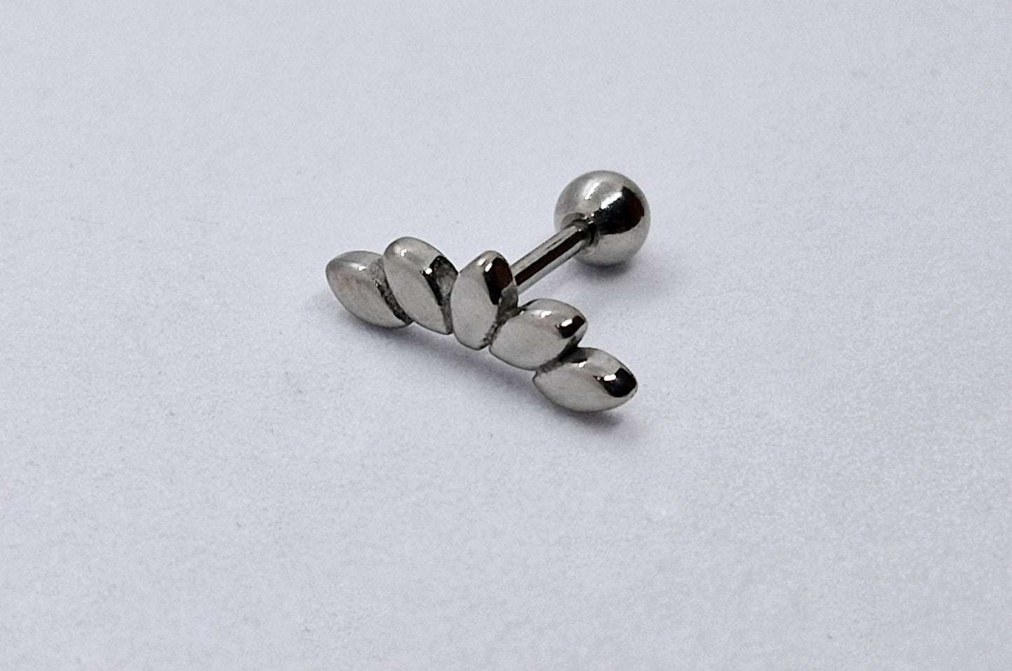 PIERCING 5 HOJAS EN CURVA; TONO PLATEADO