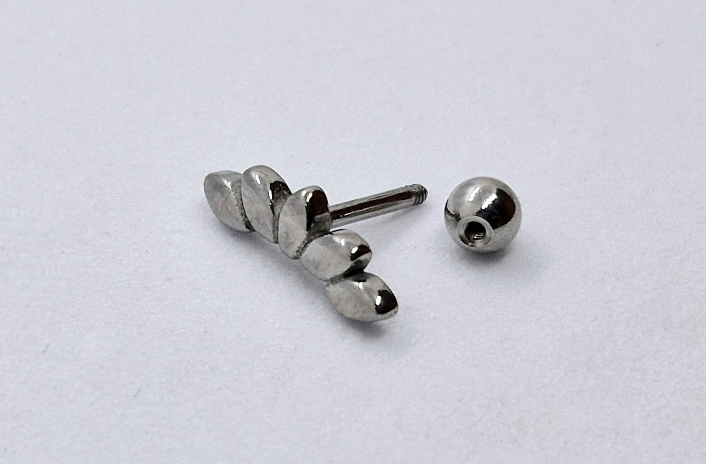 PIERCING 5 HOJAS EN CURVA; TONO PLATEADO