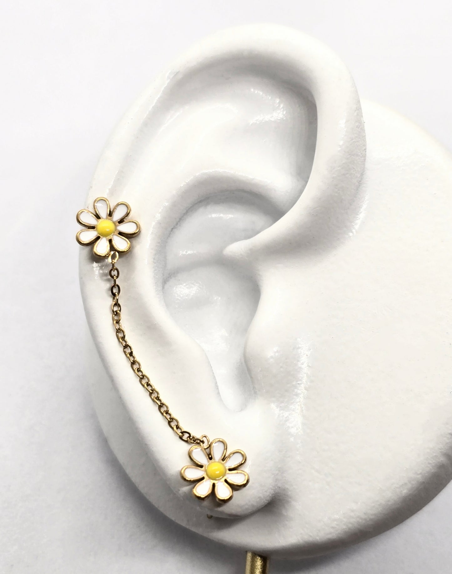 PIERCING DOBLE CON CADENA MARGARITA ESMALTE BLANCO/AMARILLO; TONO PLATEADO