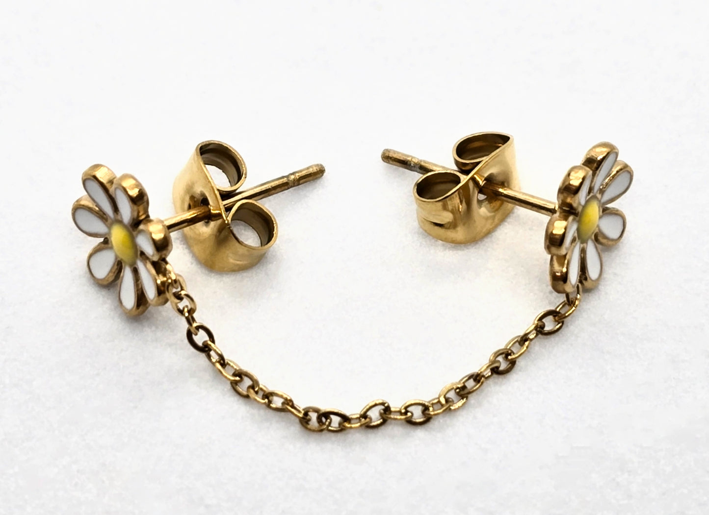 PIERCING DOBLE CON CADENA MARGARITA ESMALTE BLANCO/AMARILLO; TONO PLATEADO