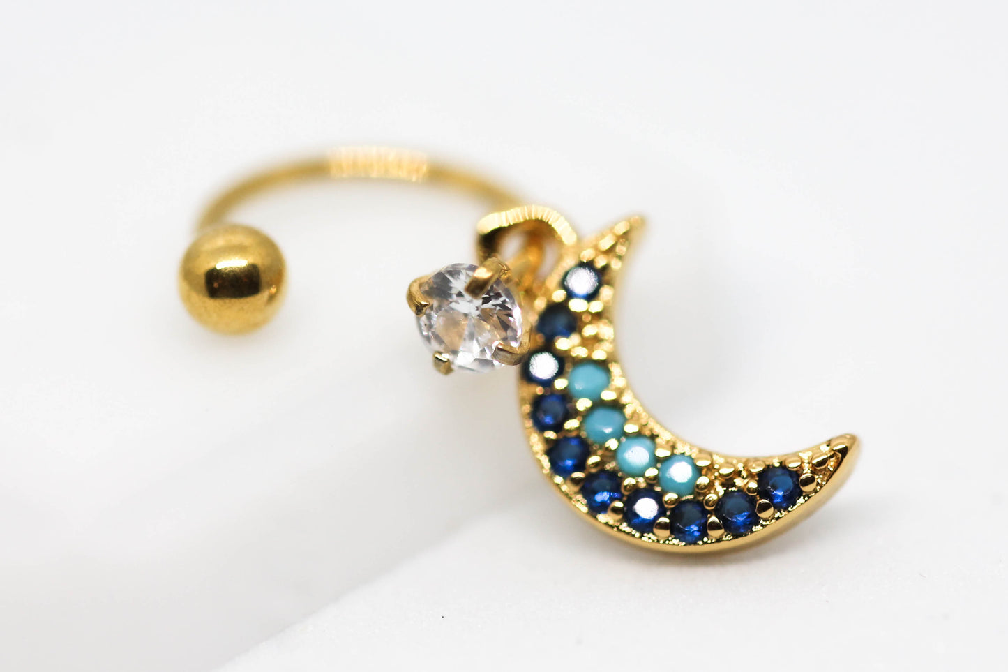 PIERCING CURVO CON LUNA; TONO DORADO