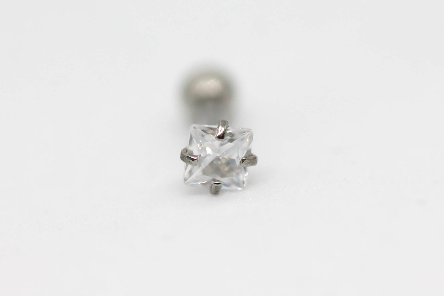 PIERCING CIRCONIA CUADRADA 3MM; TONO PLATEADO
