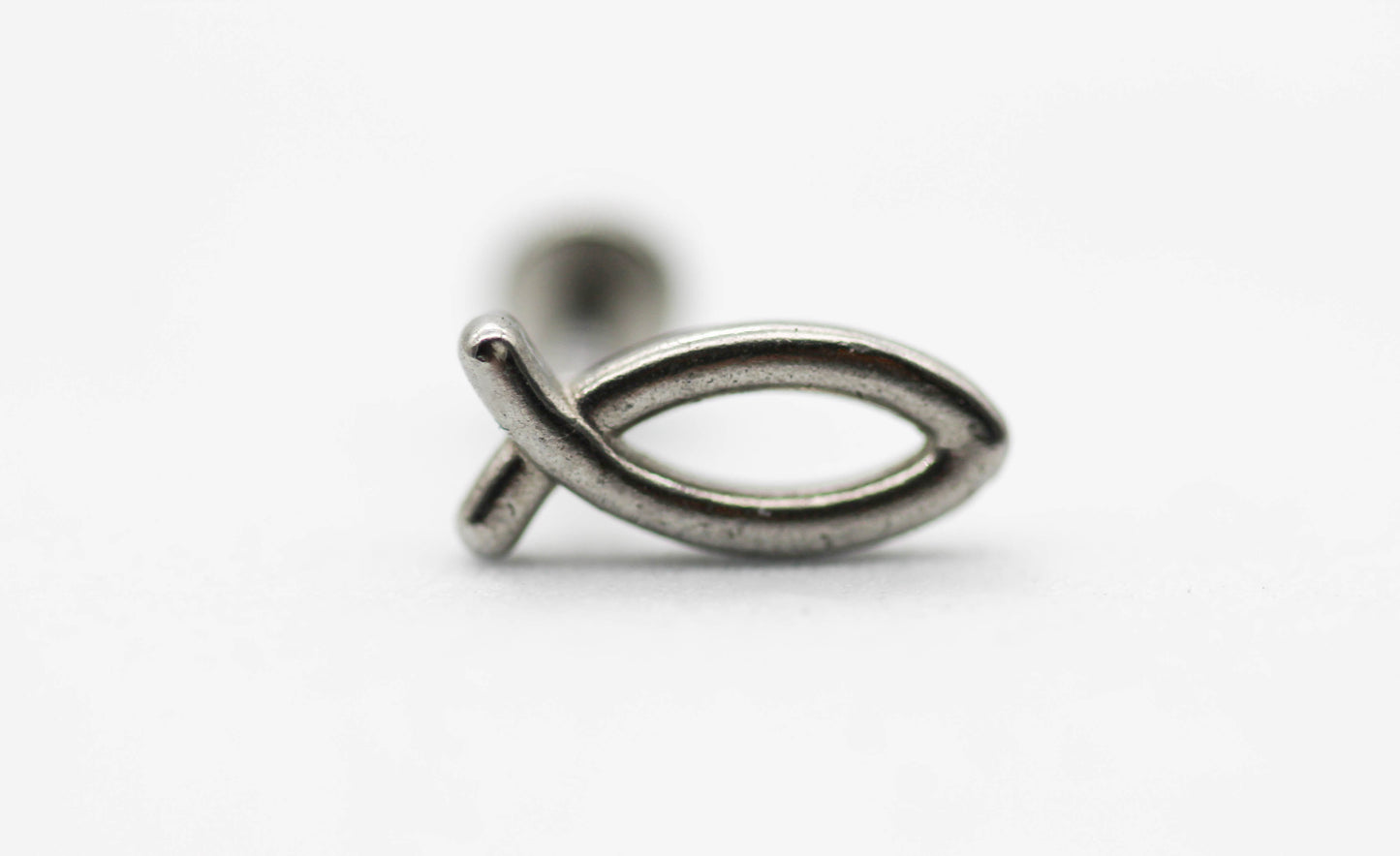 PIERCING PESCADITO 10MM; TONO PLATEADO