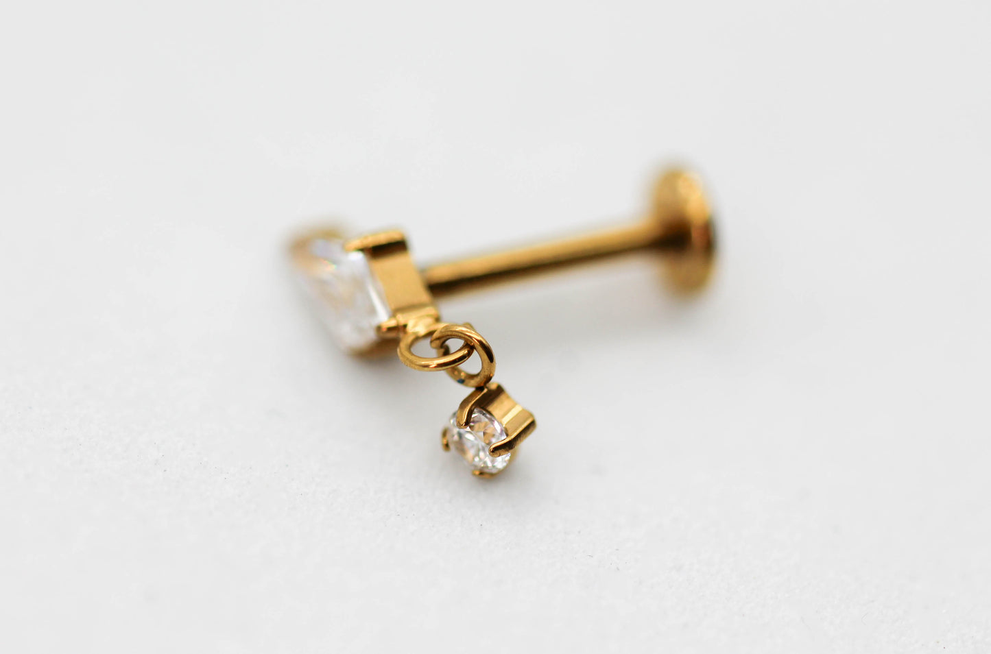 PIERCING ROMBO ALARGADO 7MM, MINI CIRCONIA 2MM COLGANDO; TONO DORADO