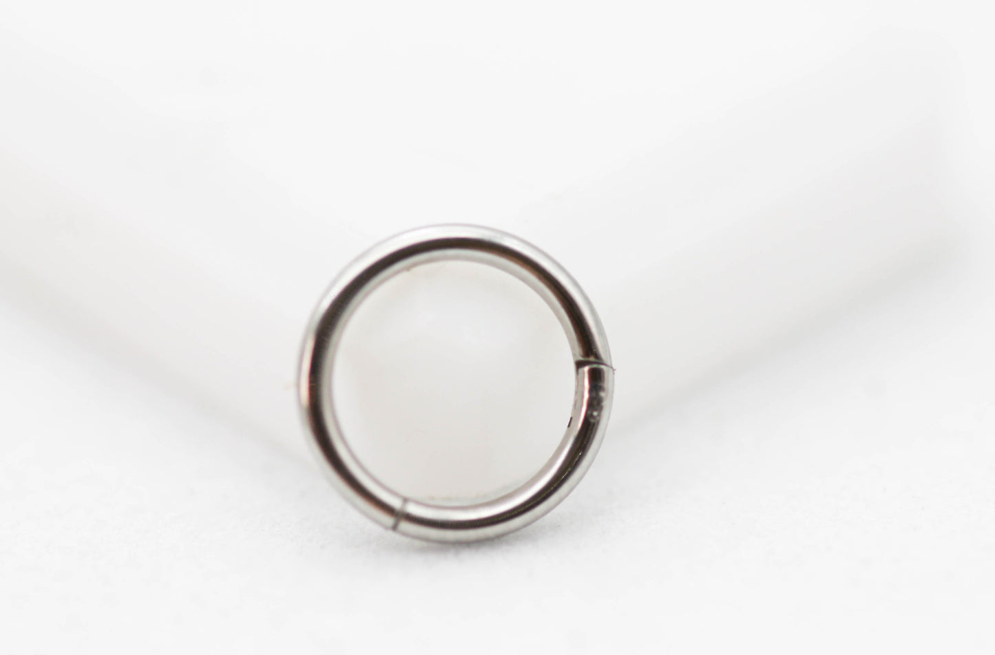 PIERCING BASICO ARRACADA LISA 1X8MM; TONO PLATEADO