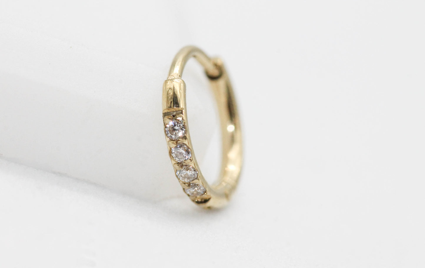 PIERCING ARRACADA DELGADA 1.2X8MM - 4 CIRCONIAS; TONO DORADO