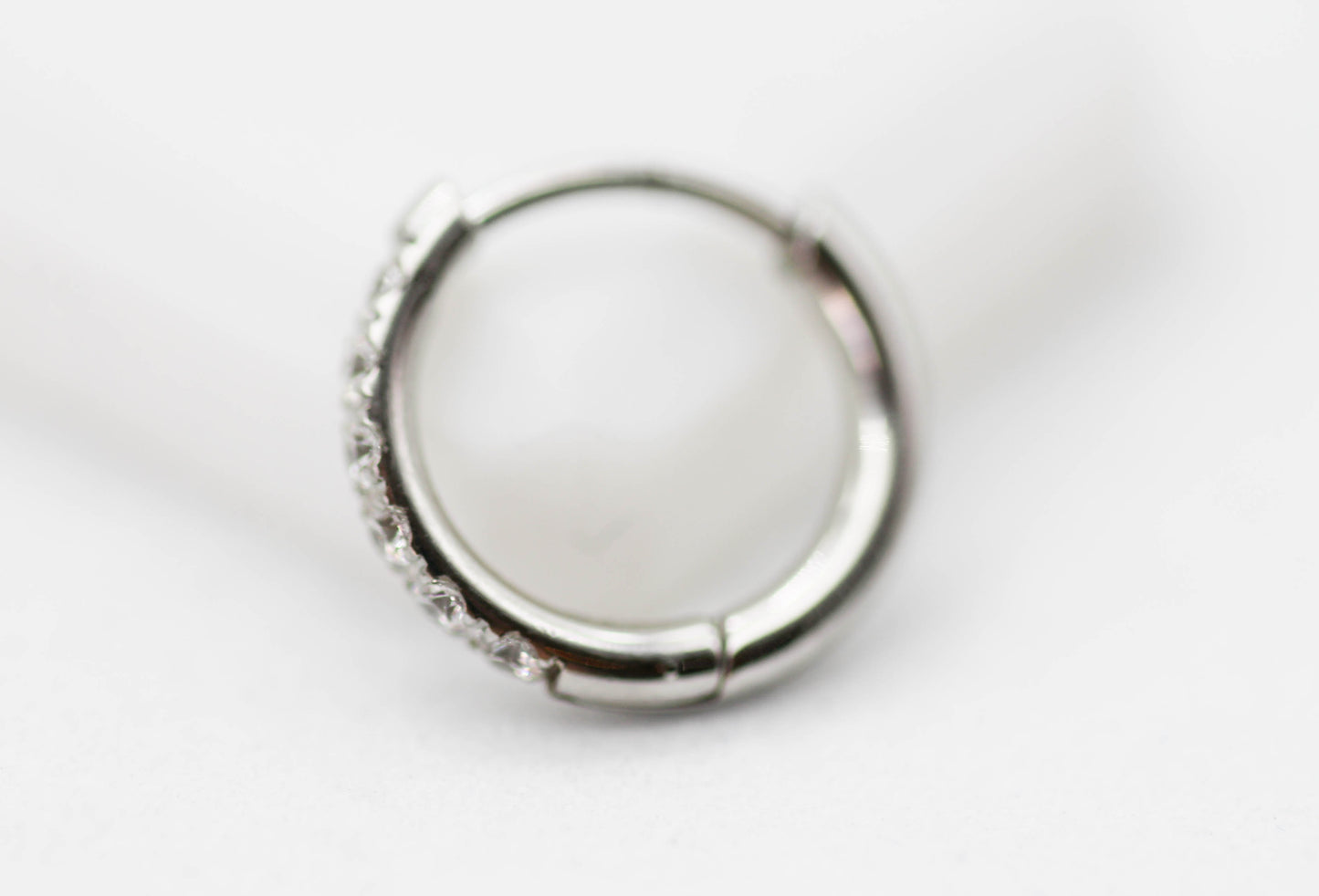 PIERCING ARRACADA 1.6X11MM - 6 CIRCONIAS; TONO PLATEADO