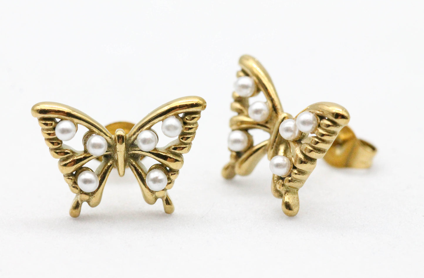 BROQUELES MARIPOSA 11X13MM CON MINI PERLAS; TONO DORADO
