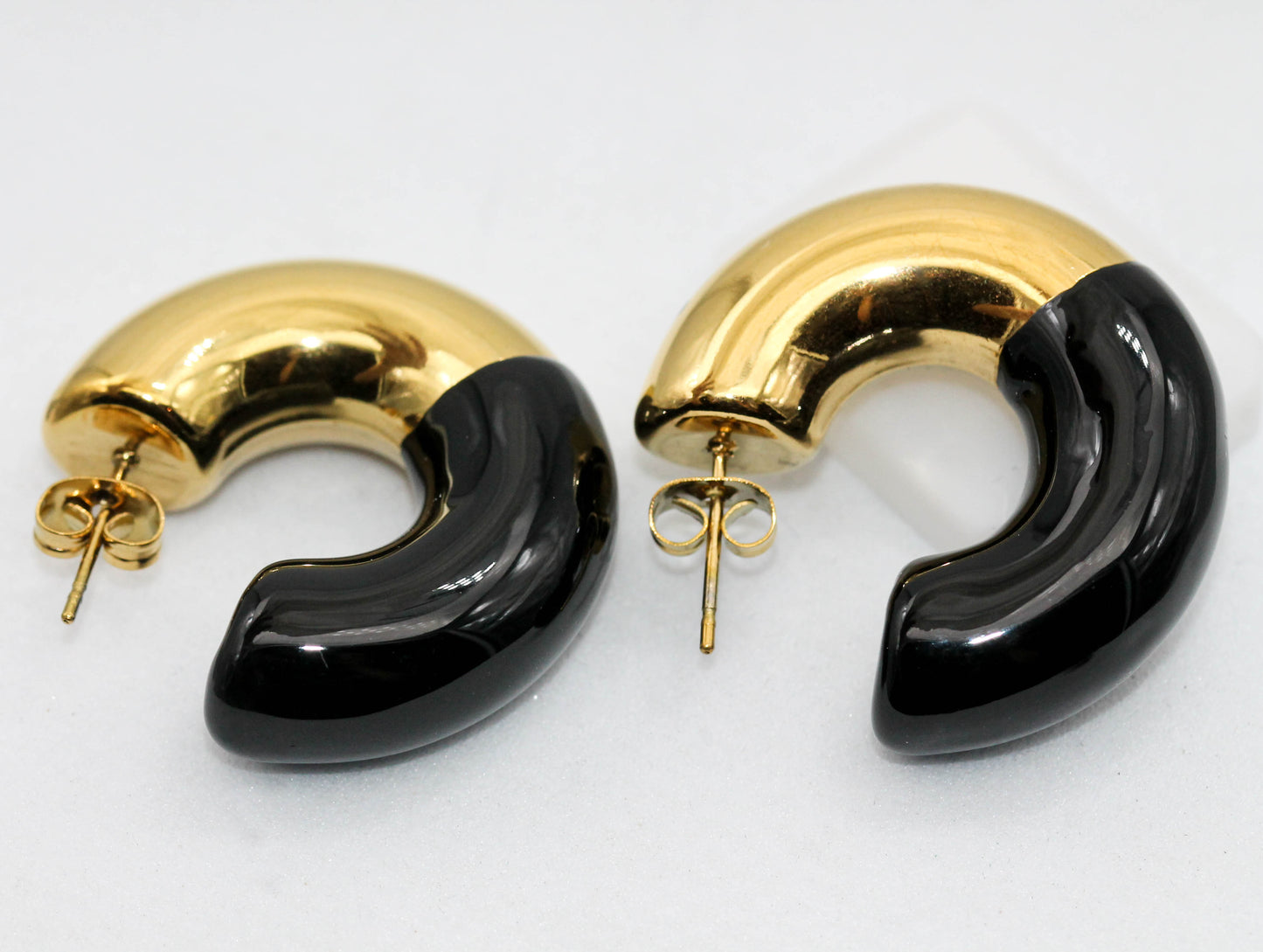 *MEDIA ARRACADA CHUNCKY MITAD ESMALTE NEGRO; TONO DORADO*