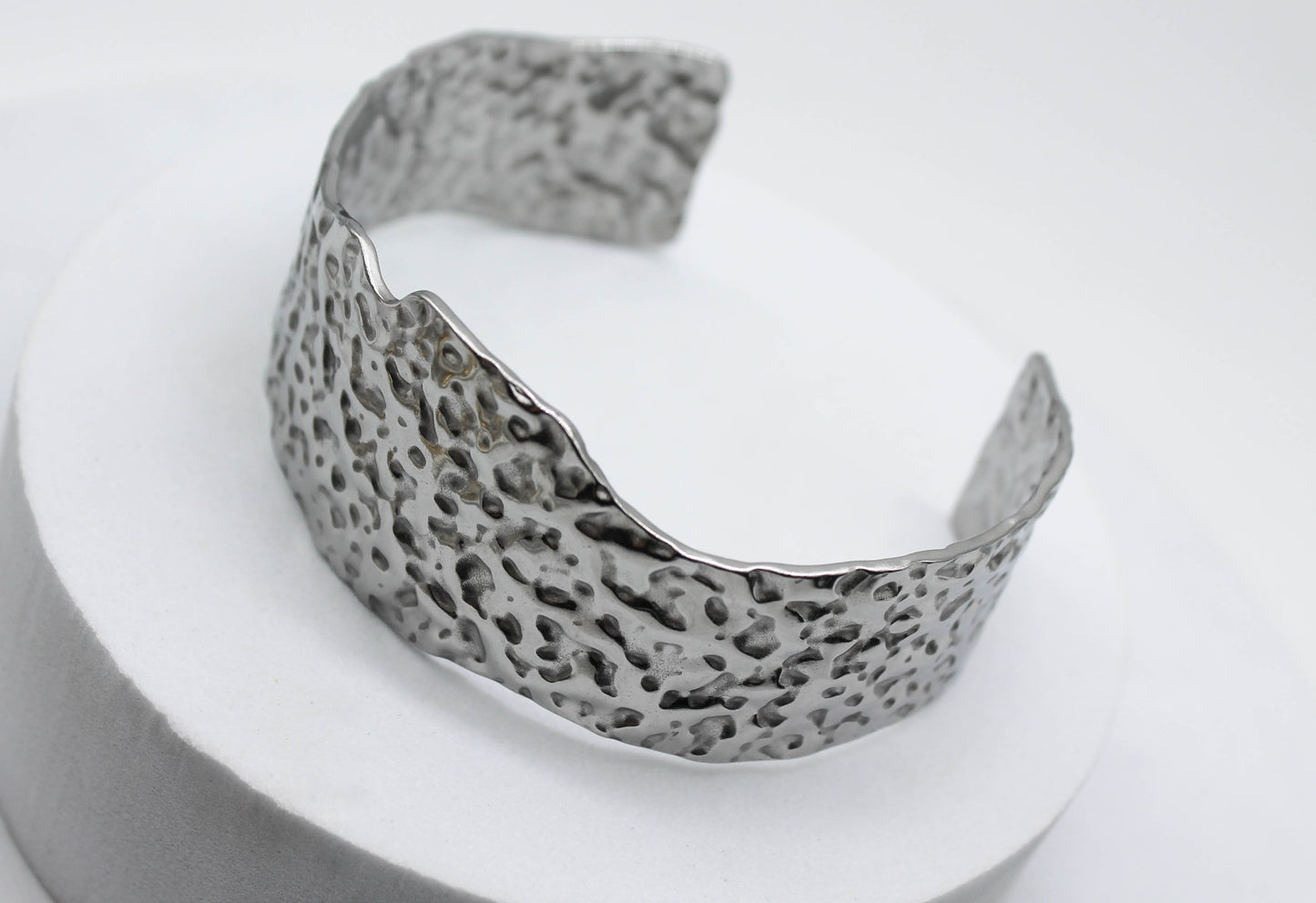 BRAZALETE GRUESO CORRUGADO; TONO PLATEADO
