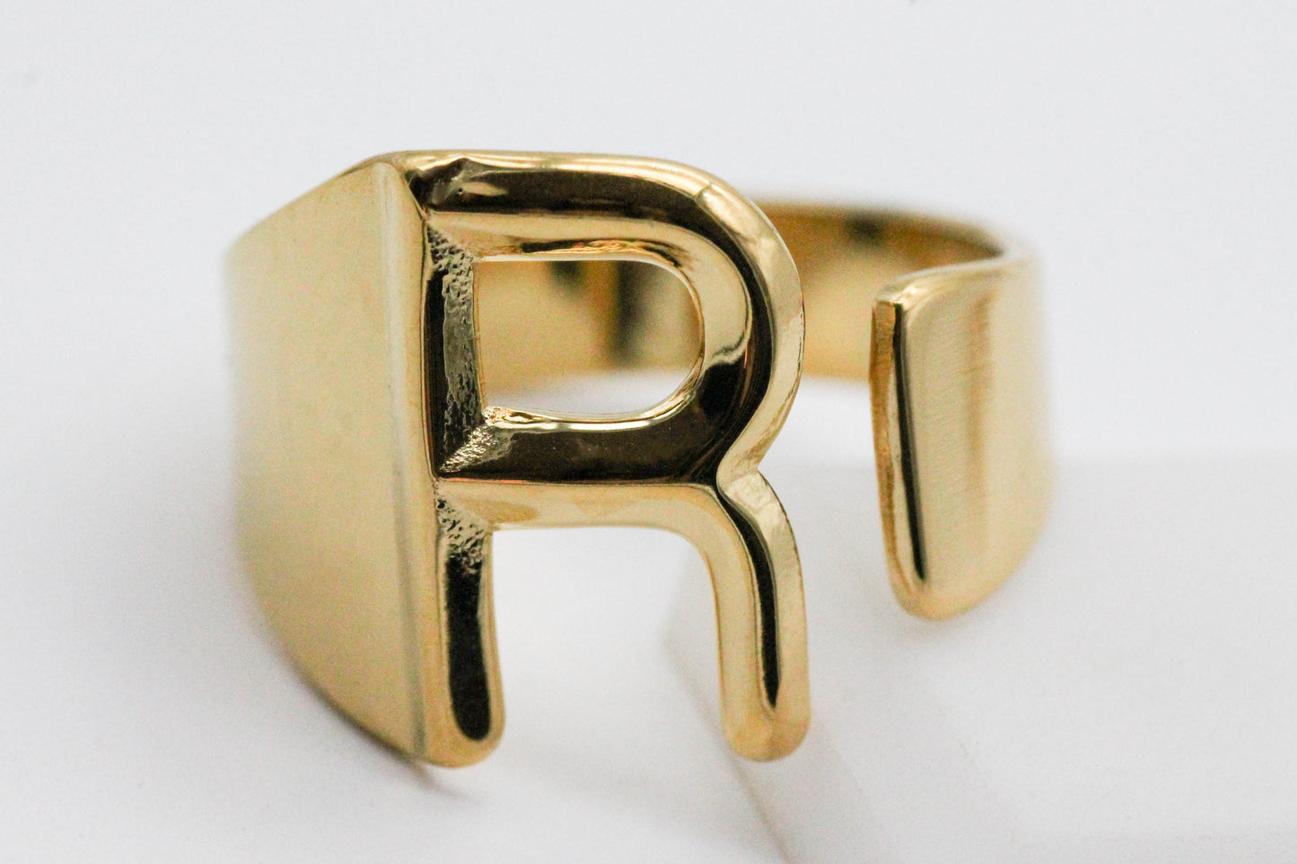 ANILLO AJUSTABLE INICIAL, TONO DORADO
