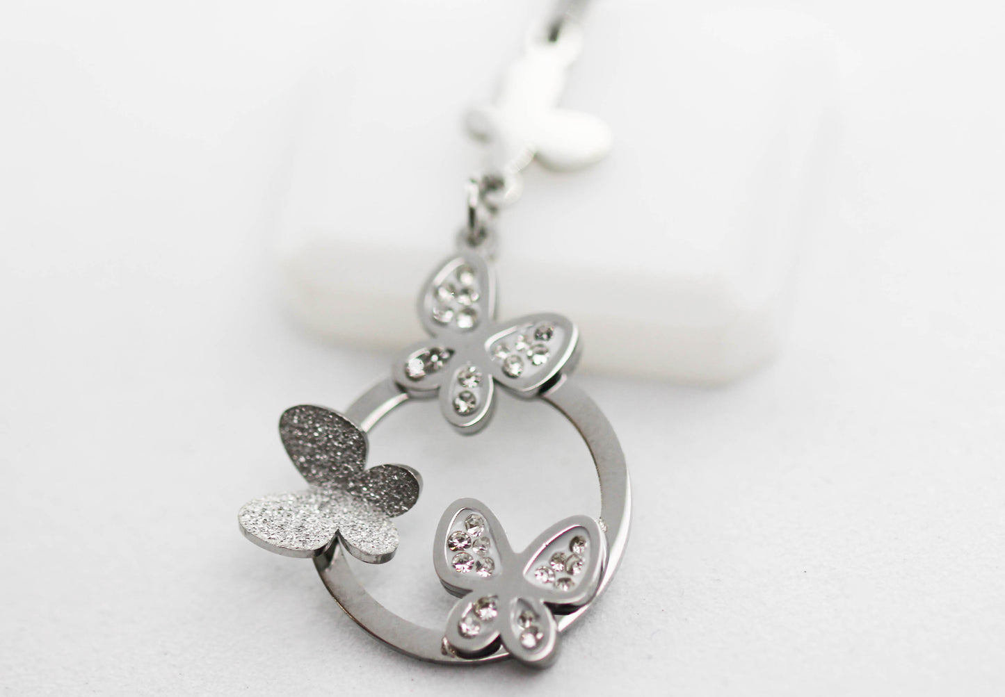 COLLAR MARIPOSA LISA/ CON CIRCONIAS, AZUCARADA EN CIRCULO HUECO 40MM, 40CM + EXTENSION 5.5CM; TONO PLATEADO