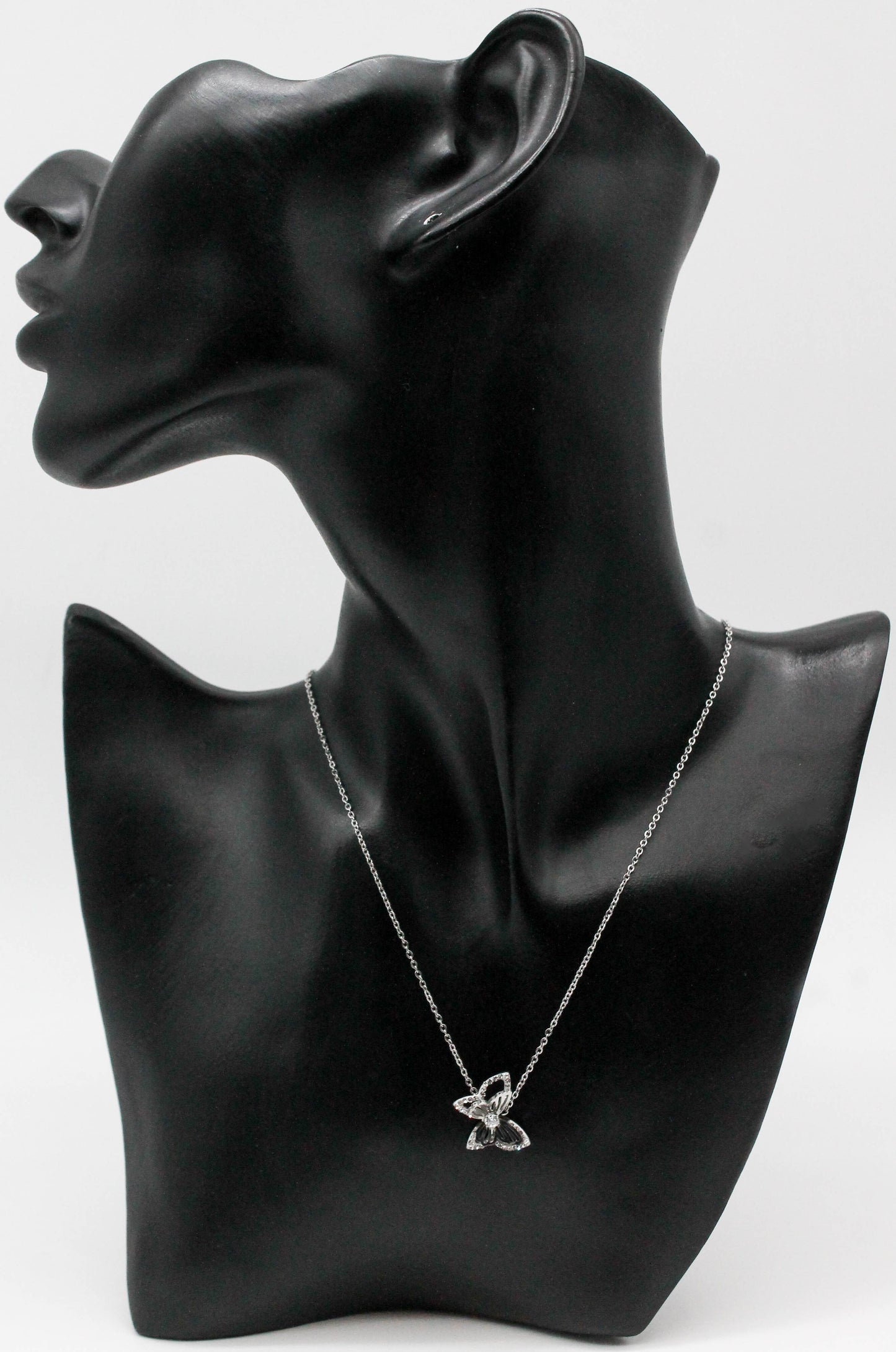 COLLAR MARIPOSA RESALTADA, ESMALTE BLANCO CIRCONIAS 14MM, 40CM + EXTENSION 5.5CM; TONO PLATEADO