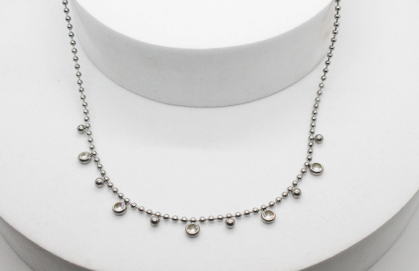 COLLAR CADENA ESFERITAS 5 CIRCONIAS BLANCAS (4MM) 6 ESFERAS (3MM) COLGANDO,40CM + EXTENSION 5CM; TONO PLATEADO