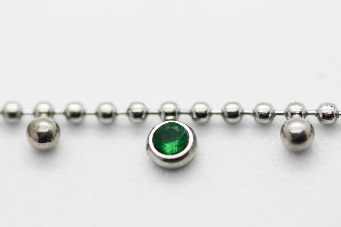 COLLAR CADENA ESFERITAS 5 CIRCONIAS VERDE ESMERALDA (4MM) 6 ESFERAS (3MM) COLGANDO,40CM + EXTENSION 5CM; TONO PLATEADO