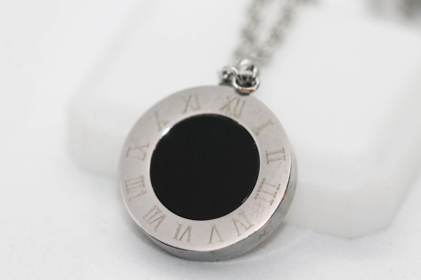 COLLAR BVL CIRCULO DOBLE VISTA, ONIX/M PERLA 13MM, 42CM + EXTENSION 5CM; TONO PLATEADO