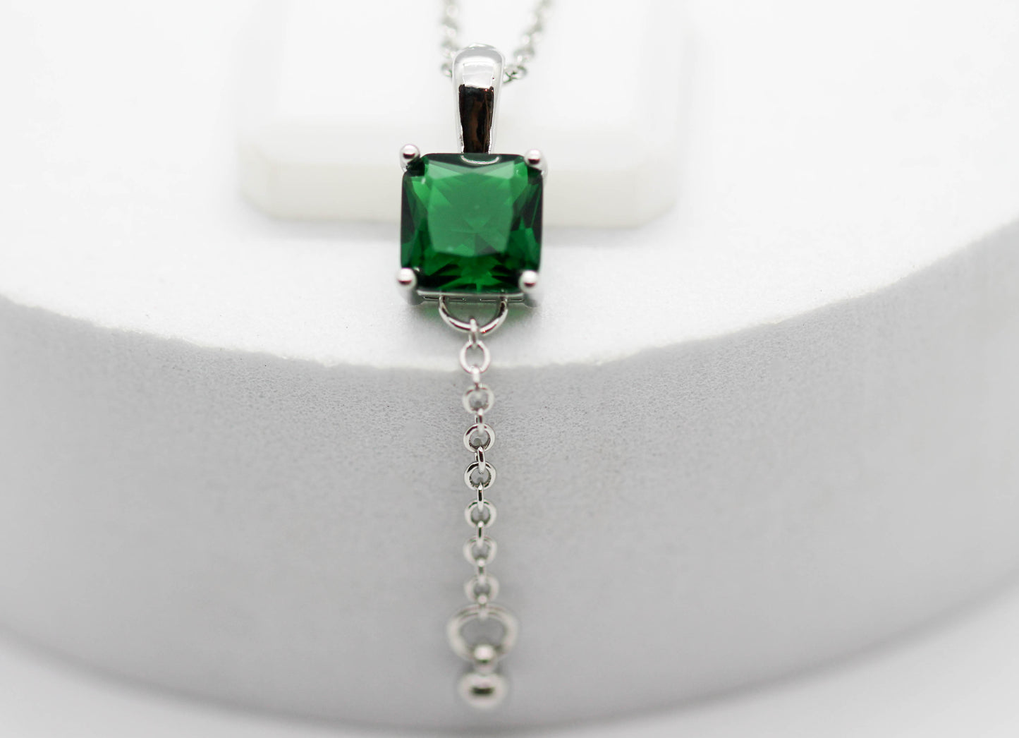 COLLAR DIJE CUADRADO CIRCONIA VERDE ESMERALDA 15MM, ESFERA COLGANDO, 40CM + EXTENSION 6CM; TONO PLATEADO