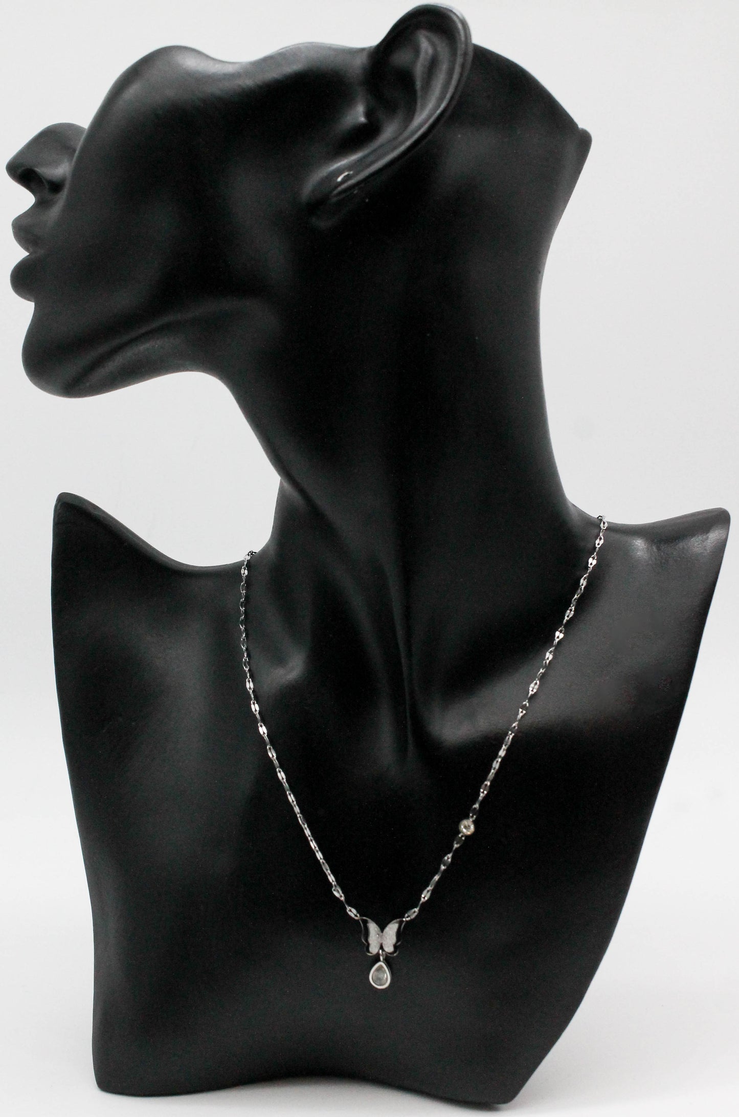 COLLAR CADENA ESLABON PLANO MARIPOS AZUCARADA 10MM, CIRCONIA EN GOTA COLGANDO 8MM, 40CM + EXTENSION 5CM; TONO PLATEADO