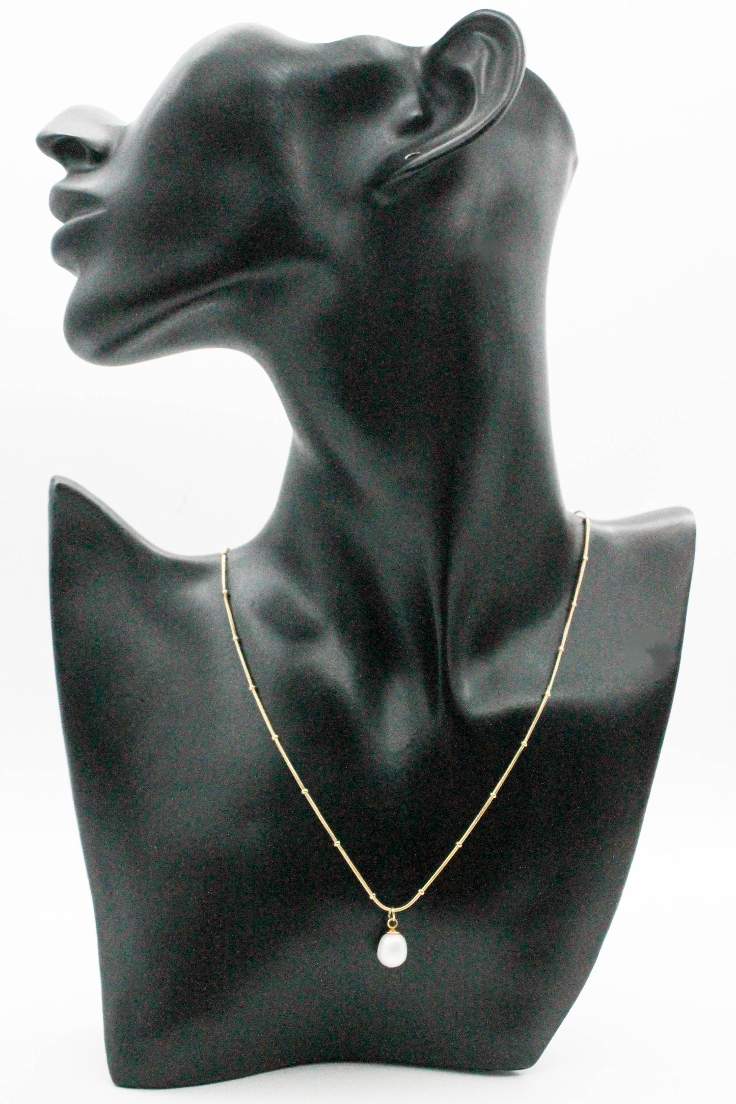 COLLAR CADENA COLA DE RATON CON ESFERITAS PERLA DE RIO; TONO DORADO