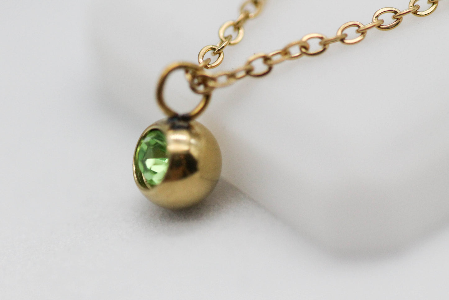COLLAR CIRCONIA VARIOS COLORES ENCAPSULADA EN ESFERA 5 MM; CADENA AJUSTABLE, TONO DORADO