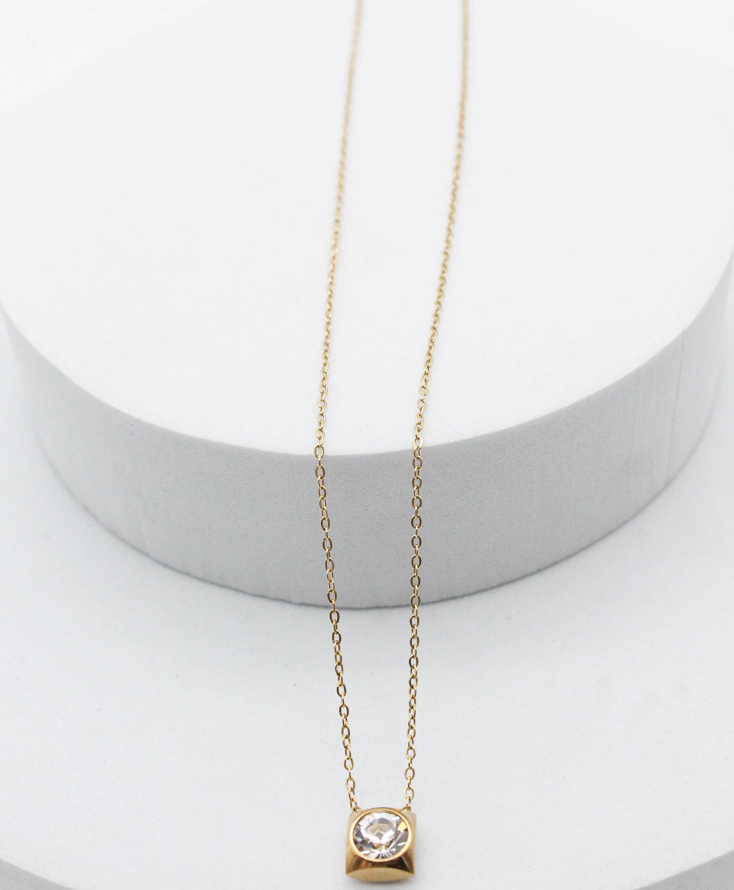 COLLAR SOLITARIO CUADRADO CIRCONIA BLANCA 8MM 43CM + EXTESION DE CM 5CM; TONO DORADO