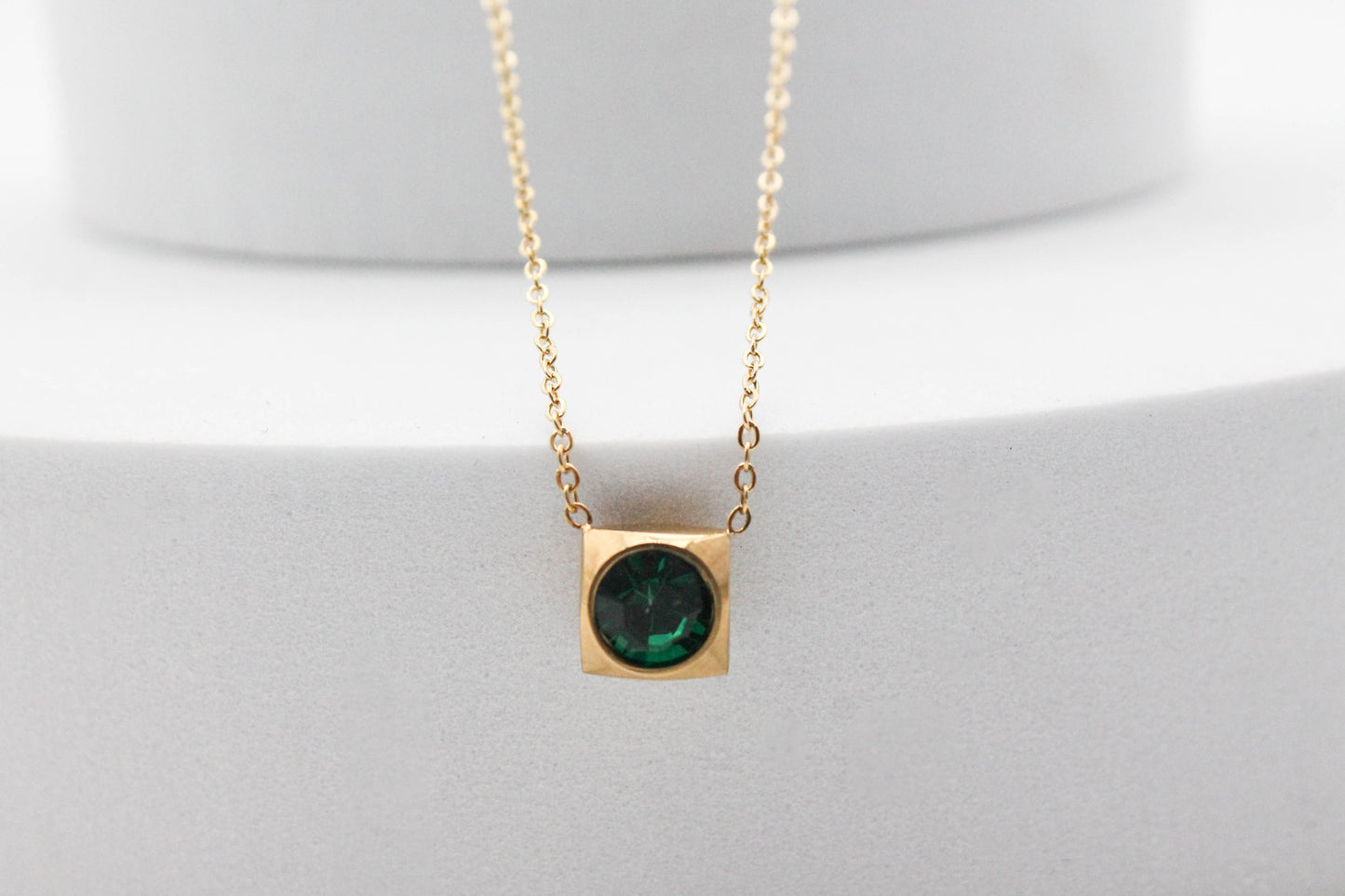 COLLAR SOLITARIO CUADRADO CIRCONIA VERDE ESMERALDA 8MM 43CM + EXTESION DE 5CM; TONO DORADO