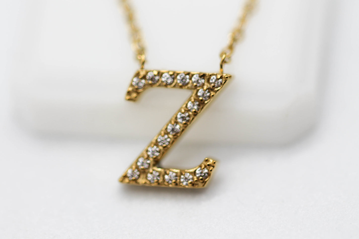 COLLAR INICIAL 10MM CIRCONIAS; TONO DORADO. ¡Elige tu inicial!