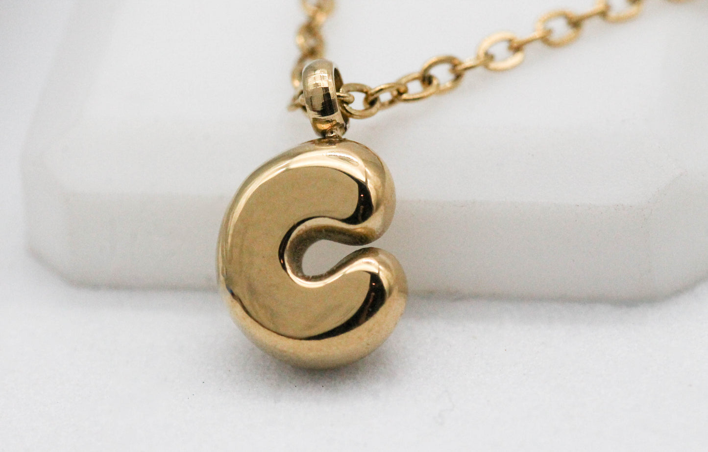 COLLAR INICIAL GLOBO MINI 8MM; TONO DORADO ¡Elige tu inicial!