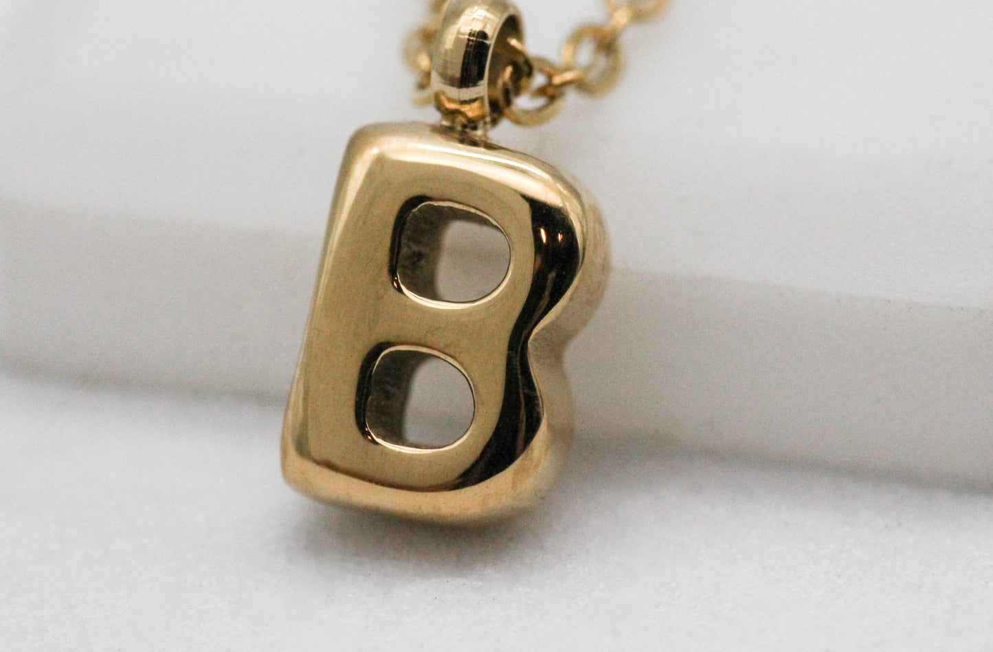 COLLAR INICIAL GLOBO MINI 8MM; TONO DORADO ¡Elige tu inicial!