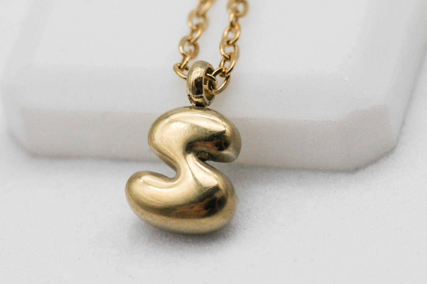 COLLAR INICIAL GLOBO MINI 8MM; TONO DORADO ¡Elige tu inicial!
