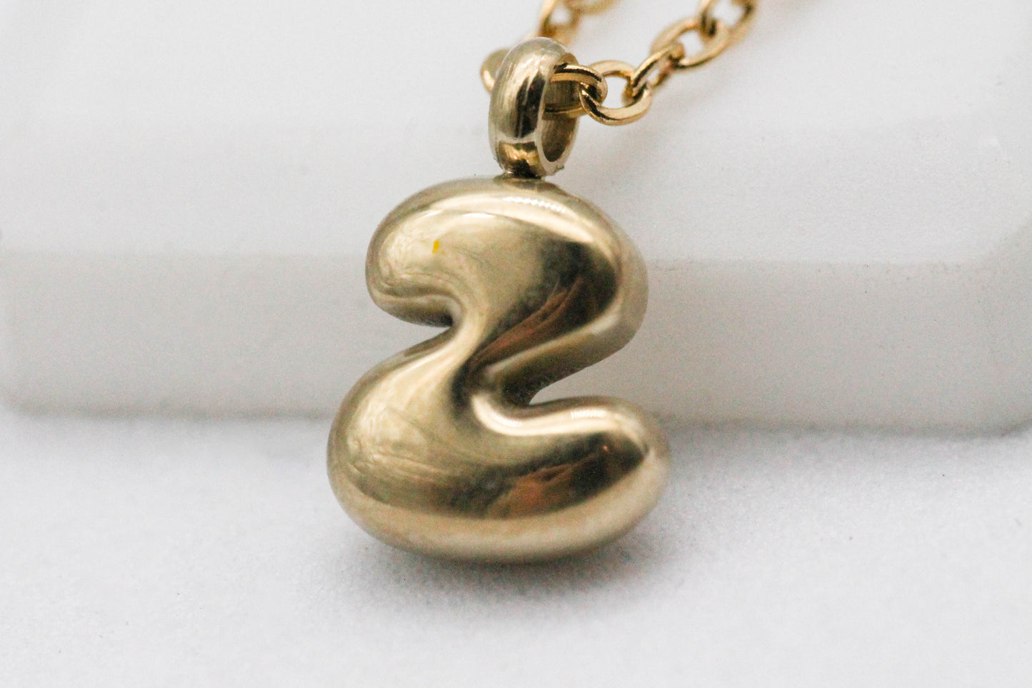 COLLAR INICIAL GLOBO MINI 8MM; TONO DORADO ¡Elige tu inicial!