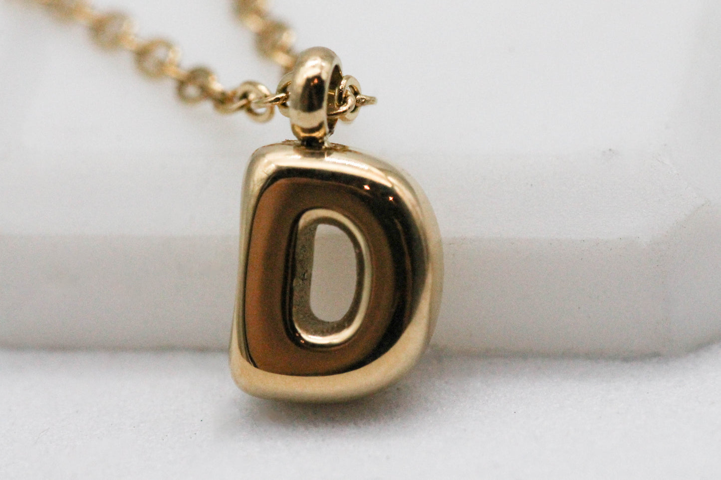 COLLAR INICIAL GLOBO MINI 8MM; TONO DORADO ¡Elige tu inicial!