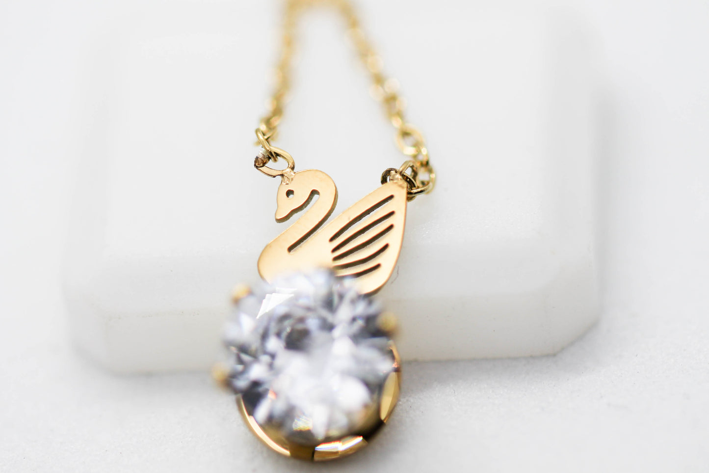 COLLAR CIRCONIA/CISNE 8MM 45CM + 5CM DE EXTENSION; TONO DORADO