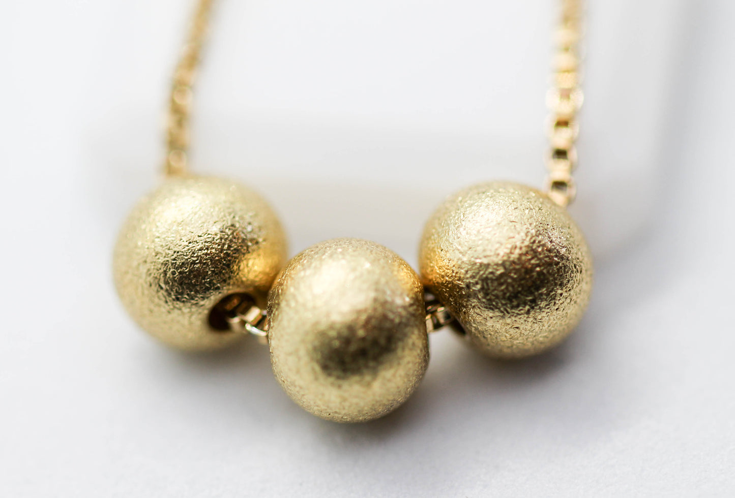 COLLAR CADENA CUADRADA 3 ESFERAS AZUCARADAS SOLIDAS (8MM) 40CM + EXTENSION DE 5CM; TONO DORADO