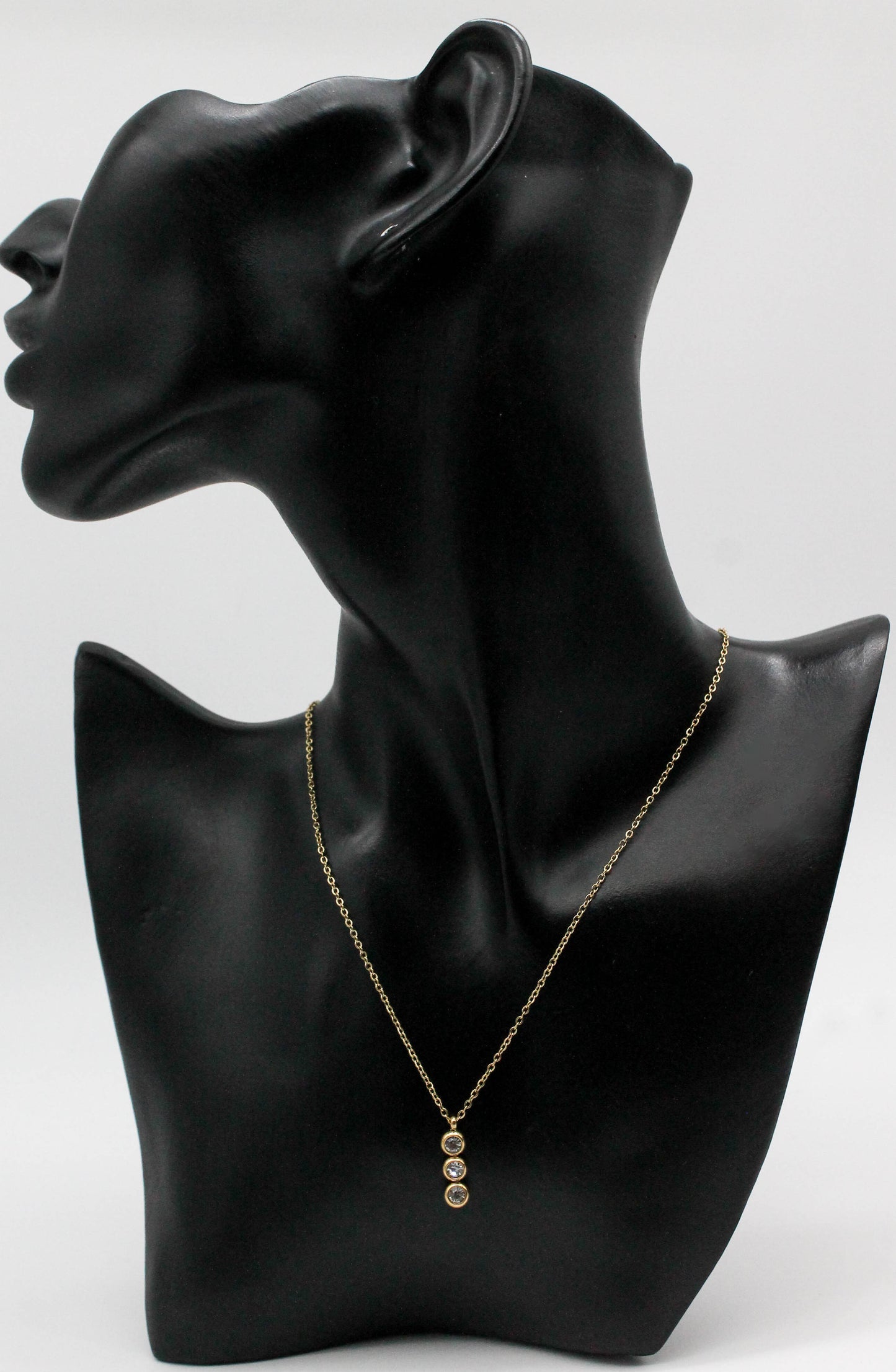 COLLAR 3 CIRCONIAS 5MM 45CM + EXTENSION DE 6CM; TONO DORADO