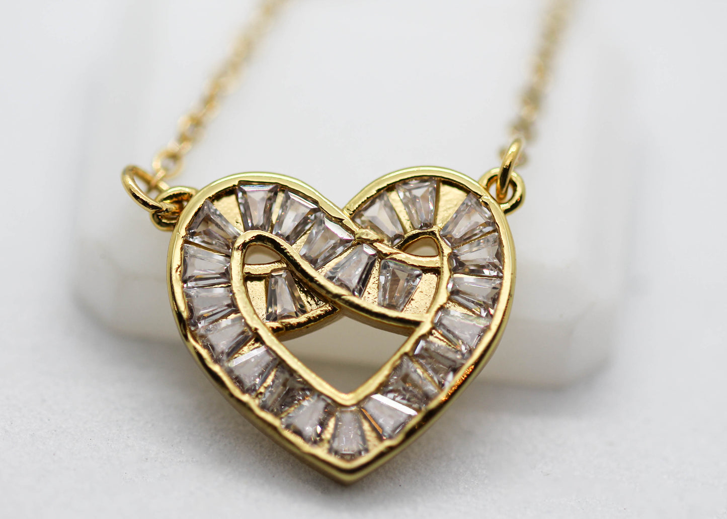 COLLAR CORAZON ENTRELAZADO CIRCONIAS 15MM, DIJE ALEACION DE METAL; 40CM + EXTENSION DE 5CM; TONO DORADO