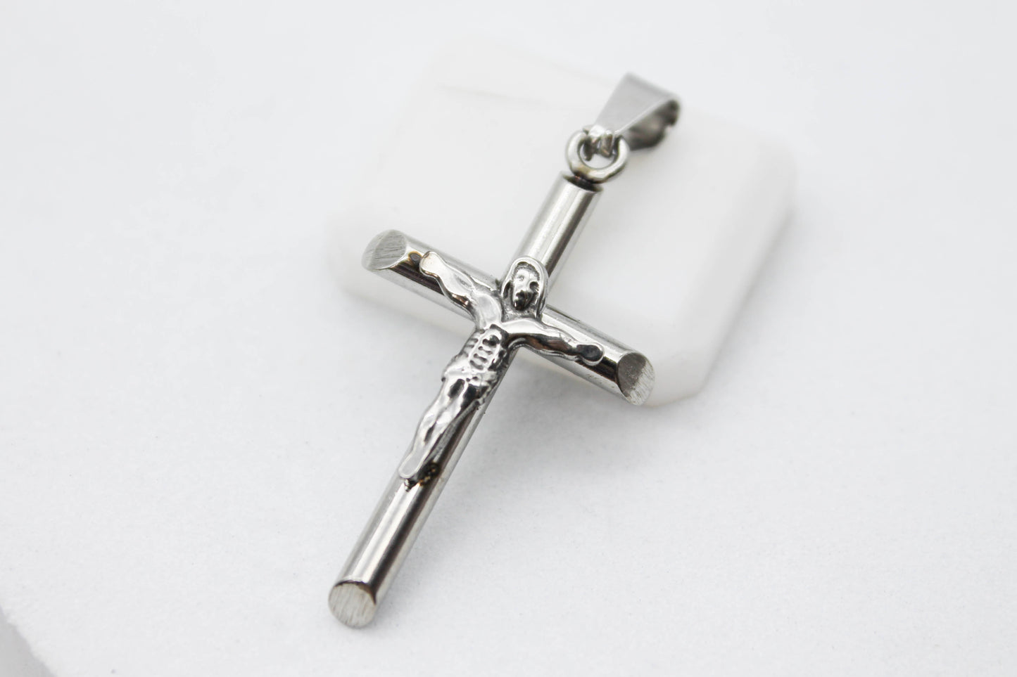 DIJE CRISTO EN CRUZ 40X20MM; TONO PLATEADO