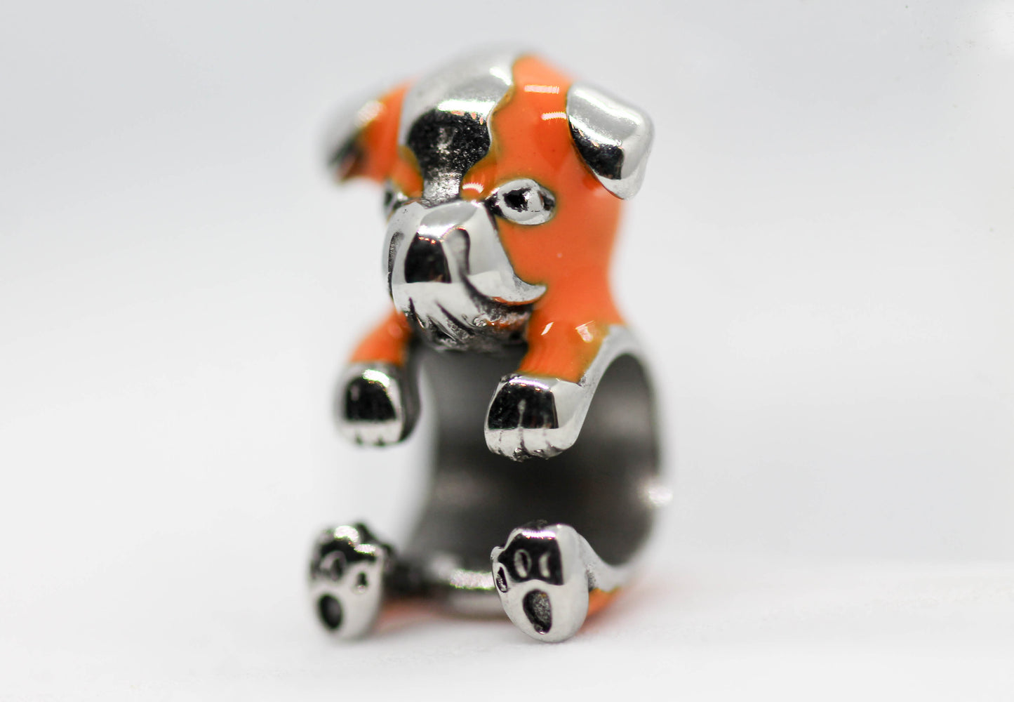CHARM PERRITO ABRAZANDO ESMALTE NARANJA