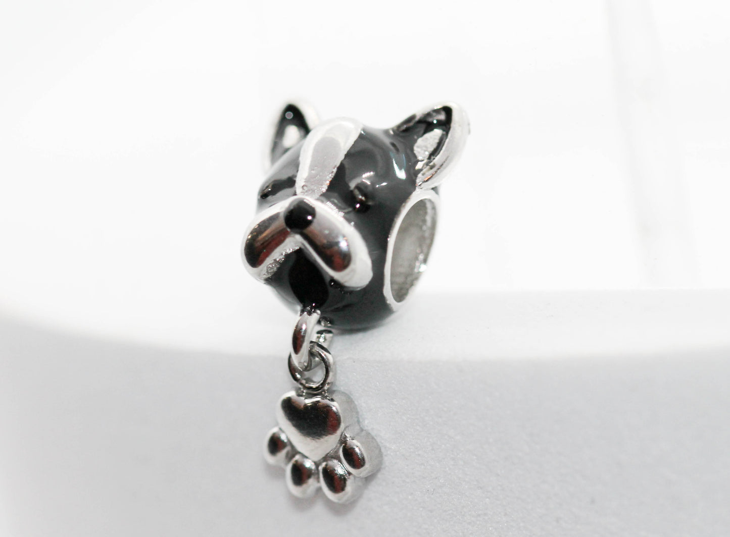 CHARM ROSTRO DE PERRITO ESMALTE NEGRO HUELLITA COLGANDO