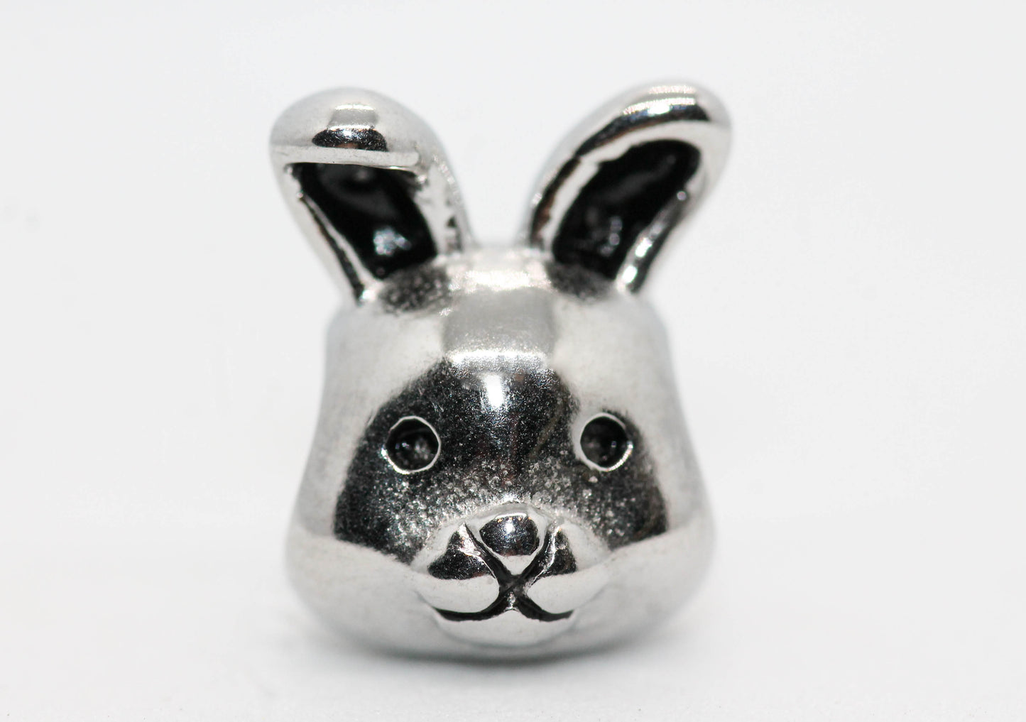 CHARM ROSTRO CONEJO OREJAS ESMALTE NEGRO