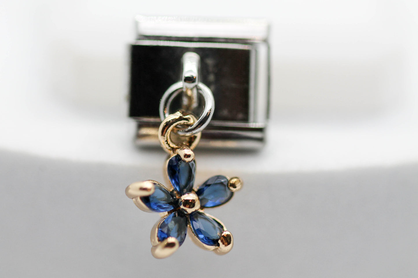 CHARM FLOR CIRCONIAS AZULES COLGANTE; PULSERA ITALIANA
