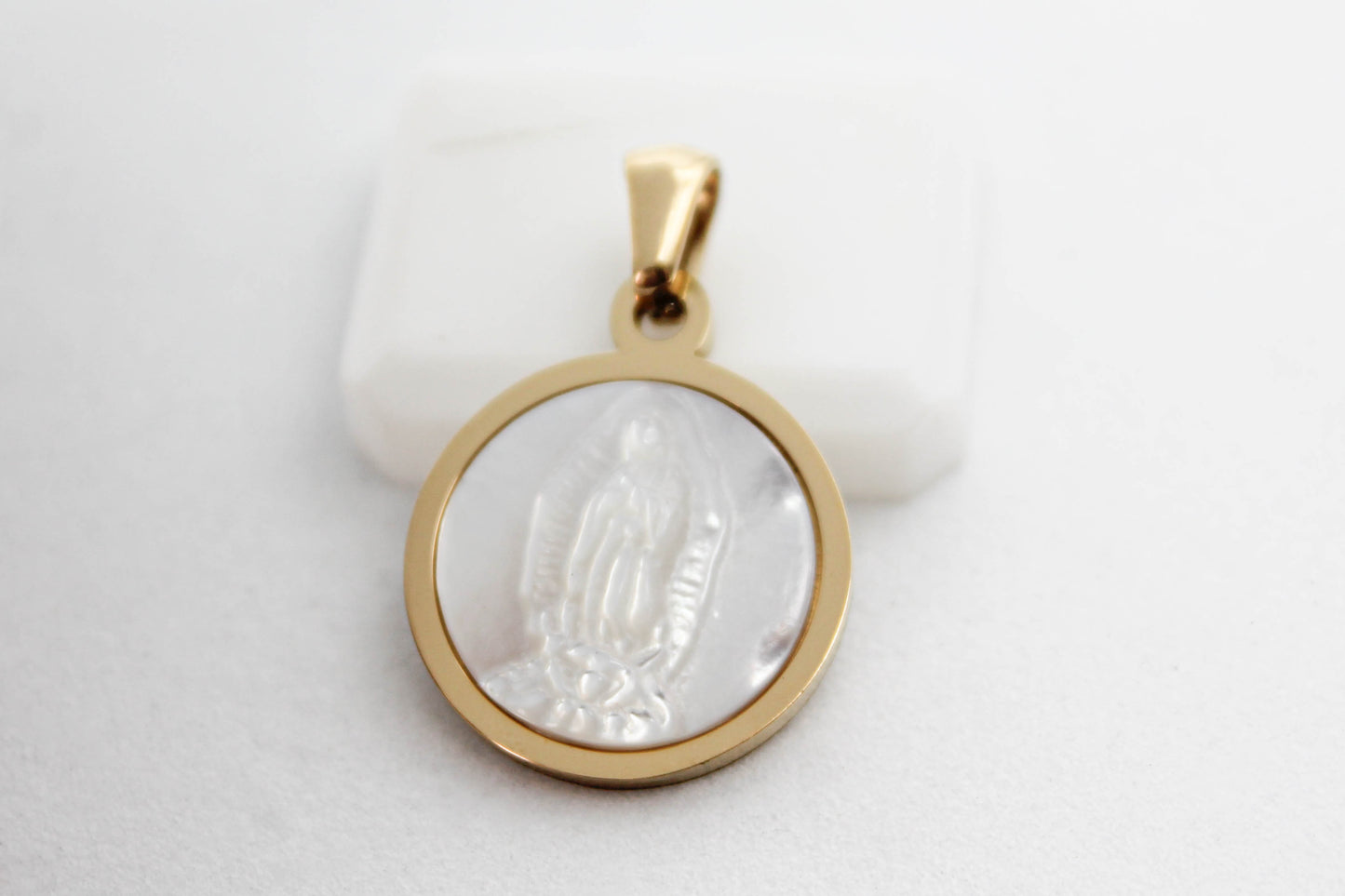 DIJE MADRE PERLA VIRGEN DE GUADALUPE 18MM, TONO DORADO